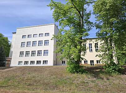 Schulgebäude in der Friedensstadt