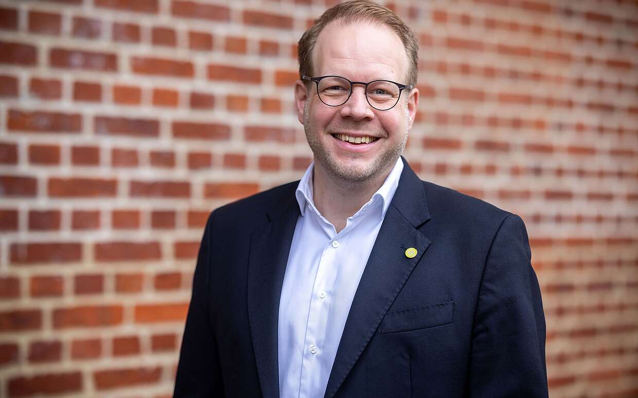 Daniel Sebastian Menzel vor der Geschäftsstelle