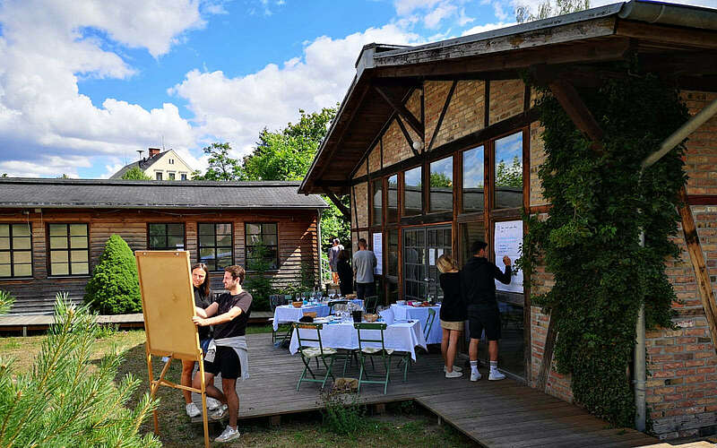 



        Arbeiten im Grünen,
    

        
            Foto: Reinhard Hannesschlaeger
        
        
    