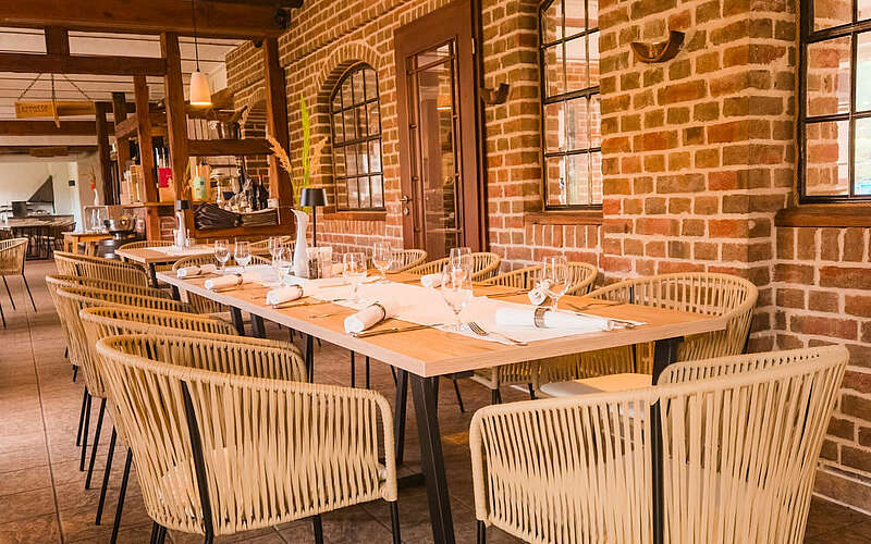 



    
        
                Project JUNE Tisch im Restaurant
            
        
                
                
            
    
