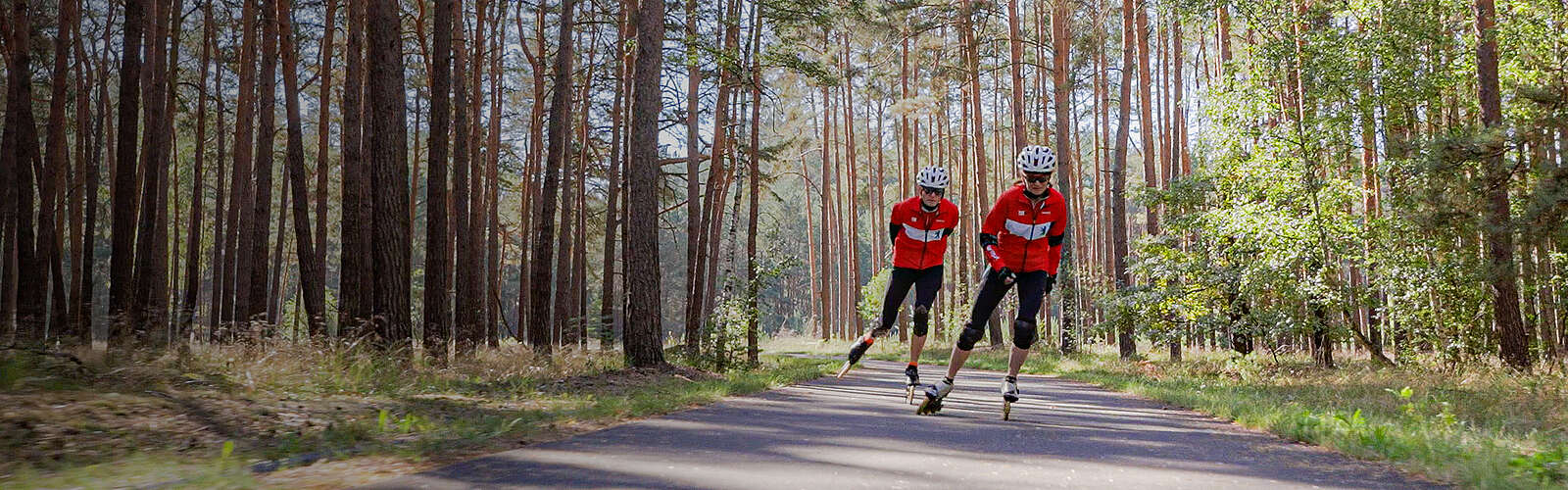 Headerbild, zwei Skater skaten auf der Flaeming-Skate