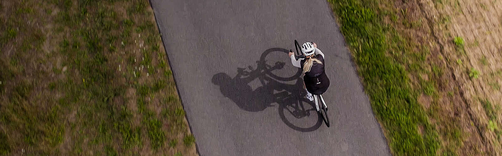 Headerbild, Rennradfahrerin auf Asphalt der Flaeming-Skate