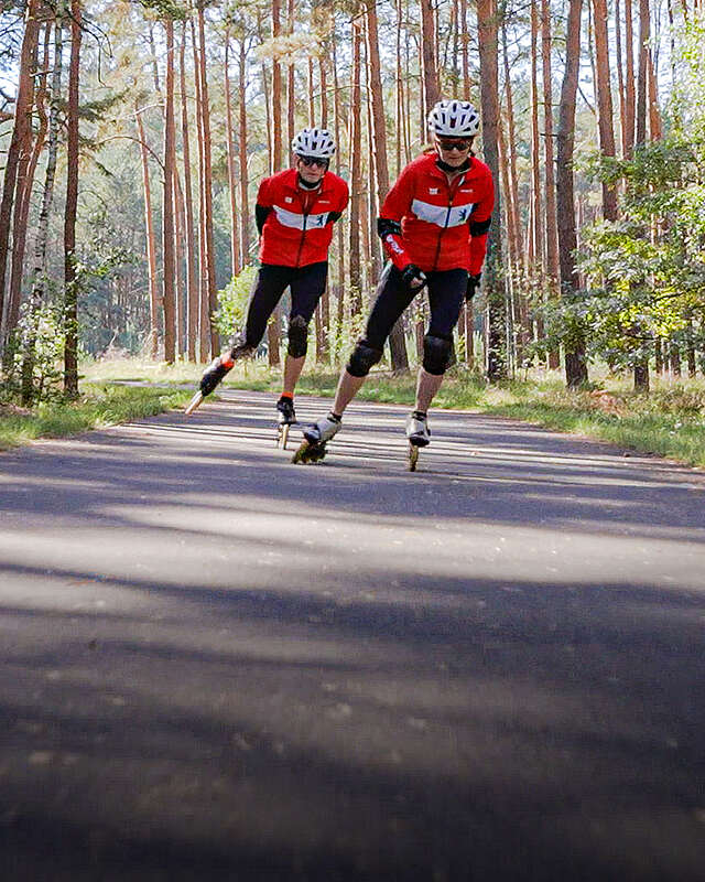 Headerbild, Zwei Skater rollen auf der Flaeming-Skate durch den Wald