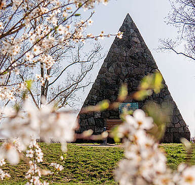 Bülowpyramide in Großbeeren im Frühling