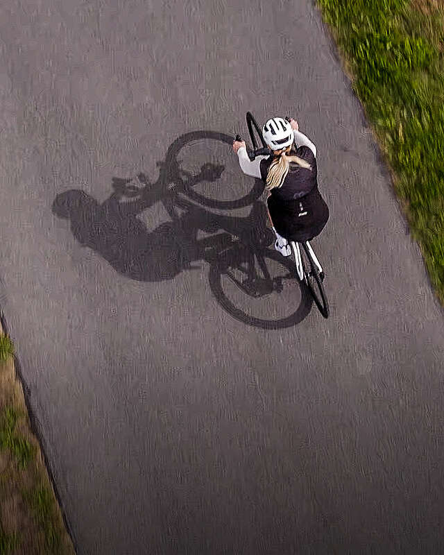 Headerbild, Rennradfahrerin fährt auf dem Asphalt der Flaeming-Skate mit Blick von oben