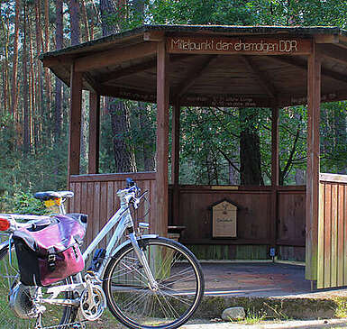 Fahrrad vor einer Schutzhütte im Hohen Fläming