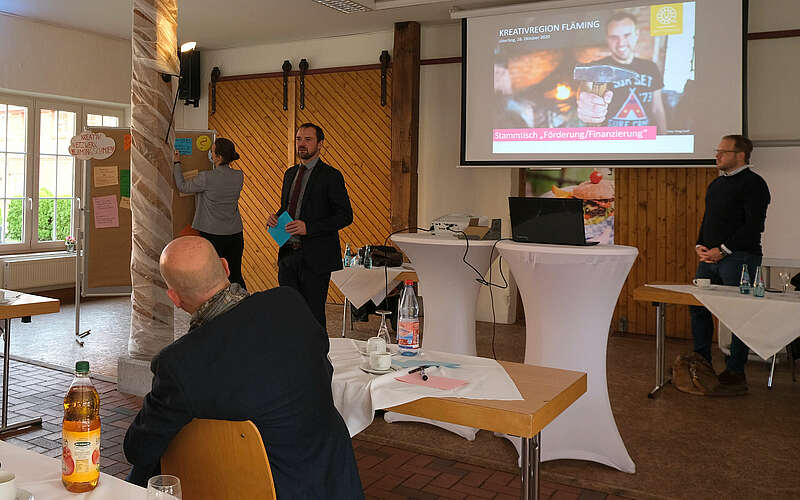 



        
            Teilnehmerdiskussion beim Stammtisch zu Förder- und Finanzierungsmöglichkeiten,
        
    

        
            Foto: Kreativnetzwerk FlämingSchmiede
        
        
    
