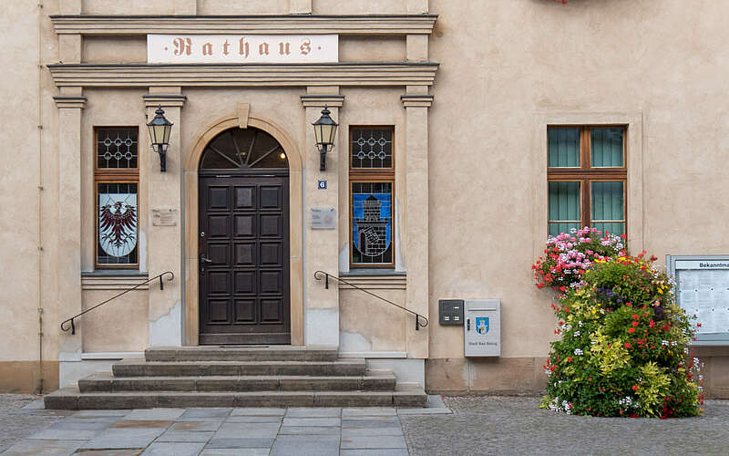 



        
            Eingang zum Rathaus Bad Belzig,
        
    

        Foto: Tourismusverband Fläming e.V./Catharina Weisser
    