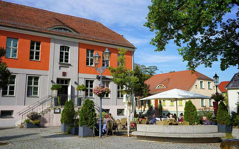 



        
            Marktplatz mit Restaurant Böfflamott,
        
    

        Foto: Tourismusverband Fläming e.V./Steven Hille
    