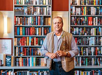 Bernd Moritz vor den Bücherregalen der Fläming-Bibliothek