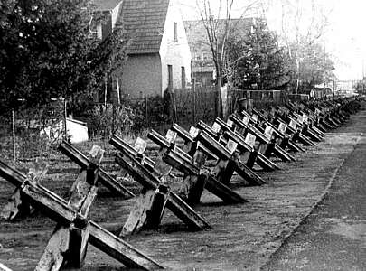 Panzersperren in der Paul-Gerhardt-Straße in Teltow 1989