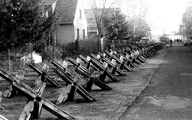 Panzersperren in der Paul-Gerhardt-Straße in Teltow 1989