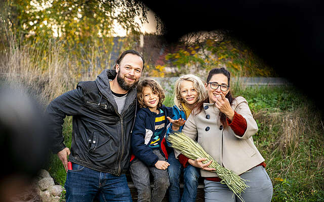 Die Auszeit -  Familie im Garten