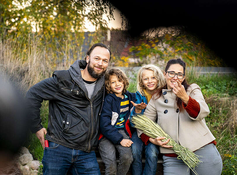 Die Auszeit -  Familie im Garten