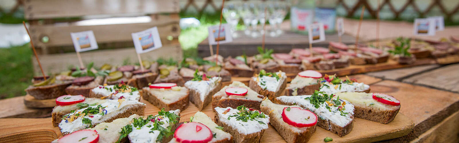 Schnittchen beim Bloggercamp in Glashütte,
        
    

        Foto: Tourismusverband Fläming e.V./Greg Snell