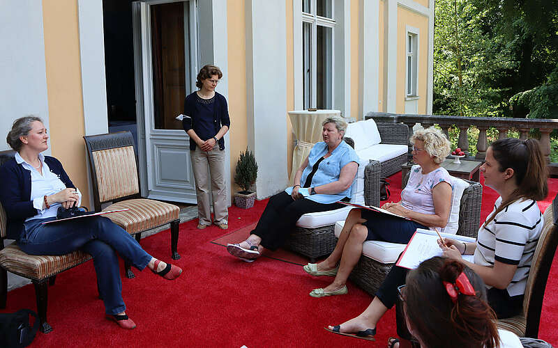 



        
            Teilnehmeraustausch bei ProduktSchmiede auf Schloss Stülpe,
        
    

        Foto: Kreativnetzwerk FlämingSchmiede/Björn Eichner
    