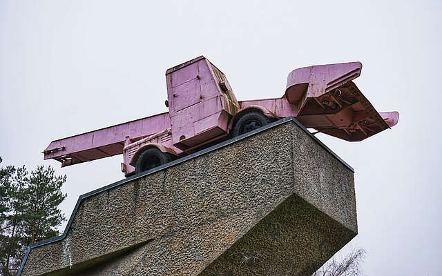 Kunstinstallation auf dem ehemaligen Panzerdenkmal, Checkpoint Bravo