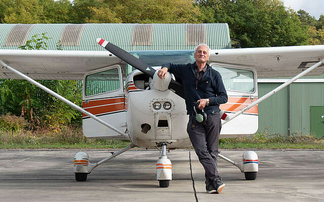 Pilot Reinhard Wartig am Flugplatz Saarmund