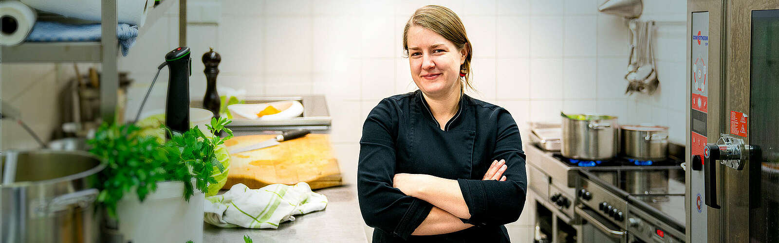 Hanna Präger in der Küche,
        
    

        Foto: Tourismusverband Fläming e.V./Jan Sobotka