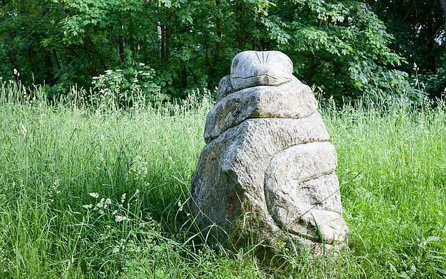 Kunstwerk Steinschlange auf dem Kunstwanderweg