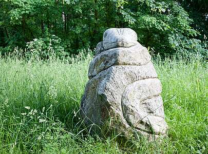 Kunstwerk Steinschlange auf dem Kunstwanderweg