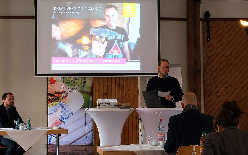



        
            Daniel Menzel beim Stammtisch zu Förder- und Finanzierungsmöglichkeiten,
        
    

        
            Foto: Kreativnetzwerk FlämingSchmiede
        
        
    