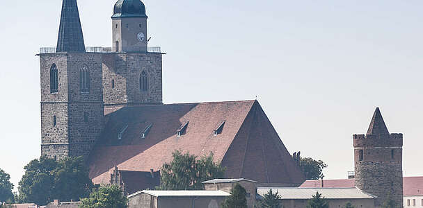 St. Nikolai mit Wachturm der Stadtmauer