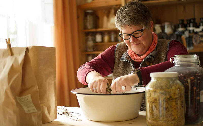 



        
            Kräuterfrau Britt Muschert ,
        
    

        Foto: Hollerhofkräuter/Julia Borchert
    