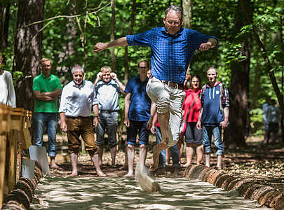 Weitsprung im Barfußpark Beelitz-Heilstätten