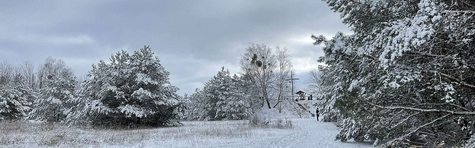 Glauer Berge mit Gipfelkreuz im Schnee,
        
    

        Foto: Tourismusverband Fläming e.V./Catharina Weisser