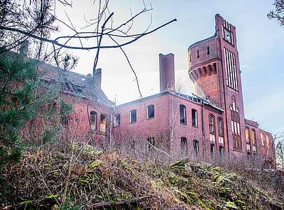 Wasserturm versteckt hinter eine Backsteinfassade in Jüterbog II