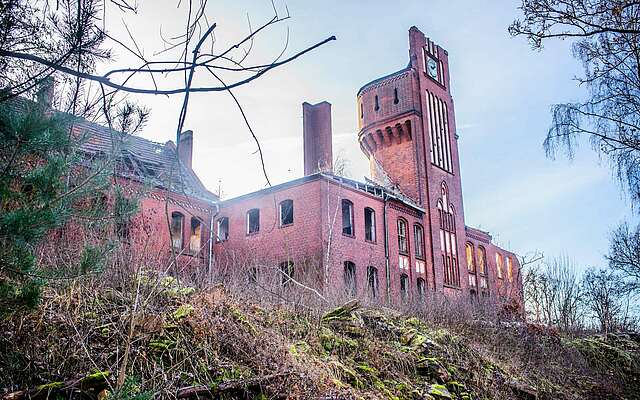 Wasserturm versteckt hinter eine Backsteinfassade in Jüterbog II