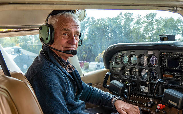 Pilot Reinhard Wartig am Flugplatz Saarmund