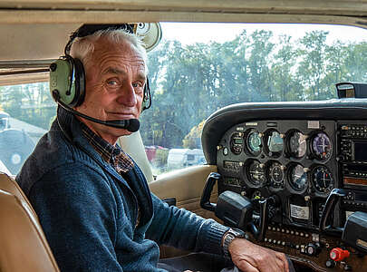 Pilot Reinhard Wartig am Flugplatz Saarmund