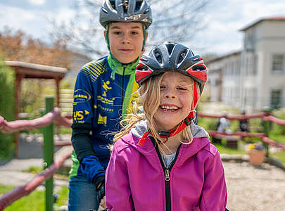 Skatehotel Gutshaus Petkus - Nahaufnahme skatende Kinder