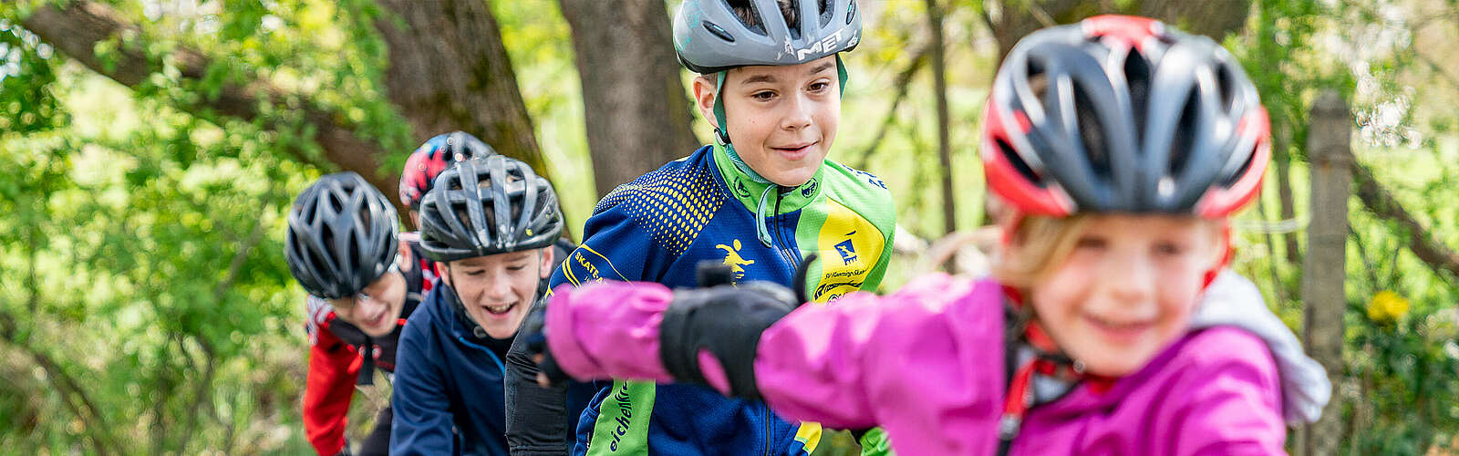 Skatende Kinder am Gutshaus Petkus,
        
    

        Foto: Tourismusverband Fläming e.V./Jan Sobotka