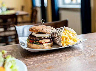 Skatehotel Gutshaus Petkus - Wildburger im Restaurant "Roggenkönig"