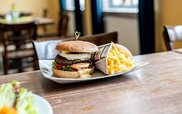 Skatehotel Gutshaus Petkus - Wildburger im Restaurant "Roggenkönig"