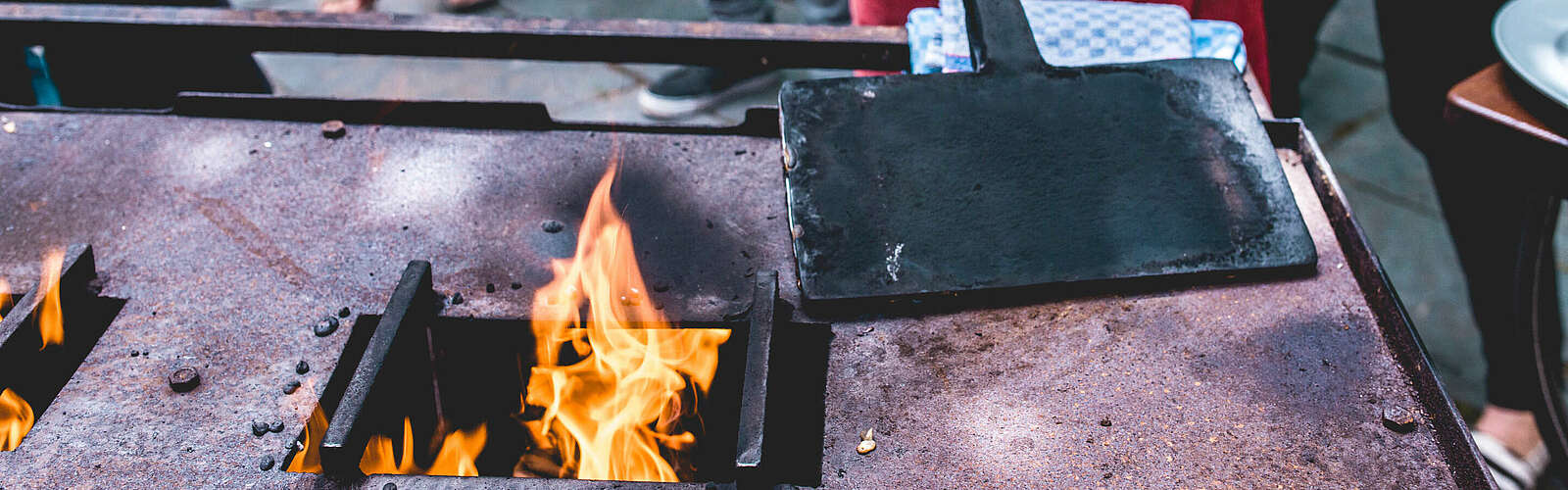 Klemmkuchen wird über dem offenen Feuer gebacken,
        
    

        Foto: Tourismusverband Fläming e.V./Antje Wickboldt