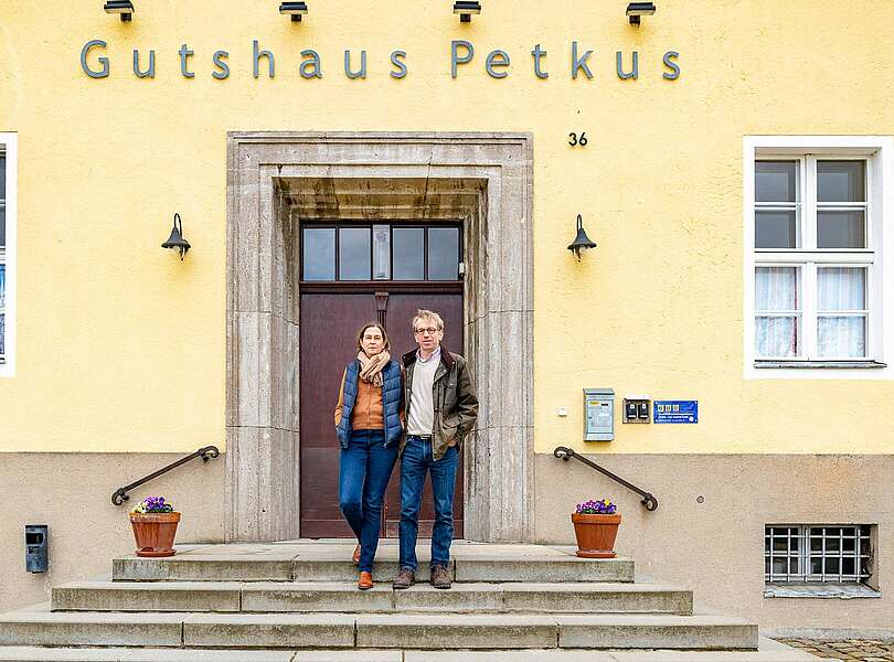 Skatehotel Gutshaus Petkus - Ehepaar von Lochow vor dem Hotel