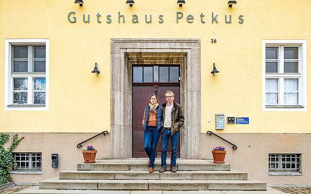 Skatehotel Gutshaus Petkus - Ehepaar von Lochow vor dem Hotel