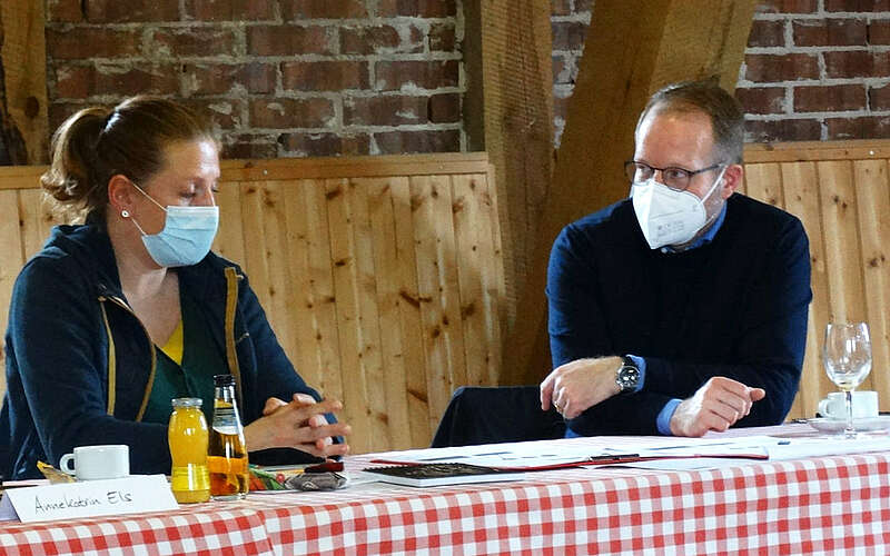 



        
            Teilnehmende der ProduktSchmiede im Landgasthof &quot;Alte Schmiede&quot;,
        
    

        Foto: Kreativnetzwerk FlämingSchmiede/Katja Benke
    