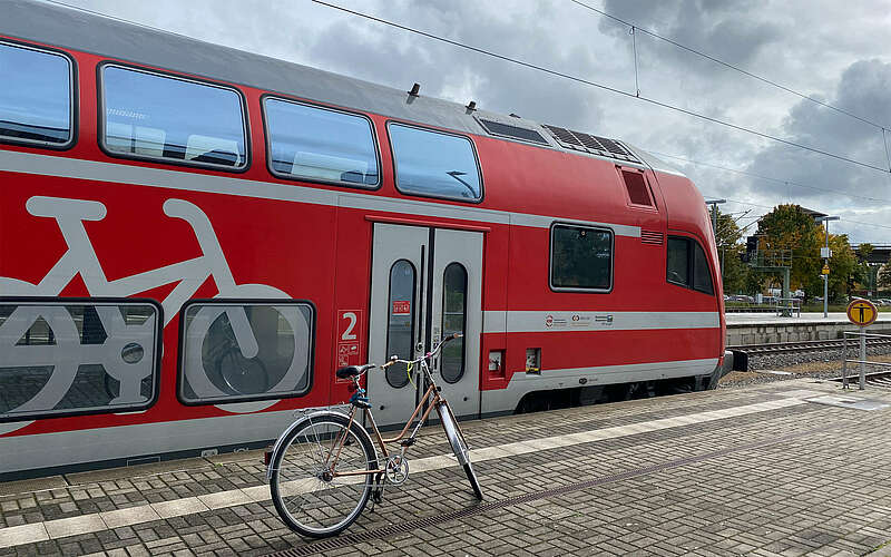 



        
            Fahrrad vorm RE in Wittenberg,
        
    

        Foto: Tourismusverband Fläming e.V./Susan Gutperl
    
