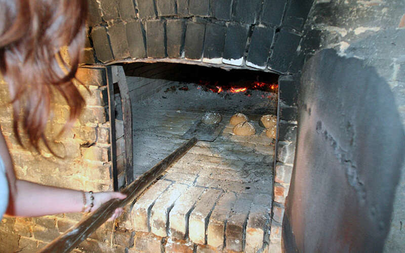 



        
            Brotbacken im Ökozentrum Sensthof,
        
    

        Foto: Tourismusverband Fläming e.V./Dieter Wankmüller
    