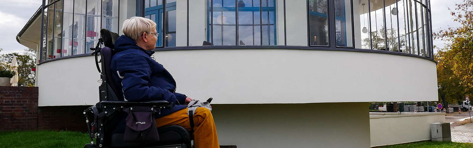 Frau im Rollstuhl am Kornhaus in Dessau,
        
    

        Foto: Welterberegion/Anja Knorr