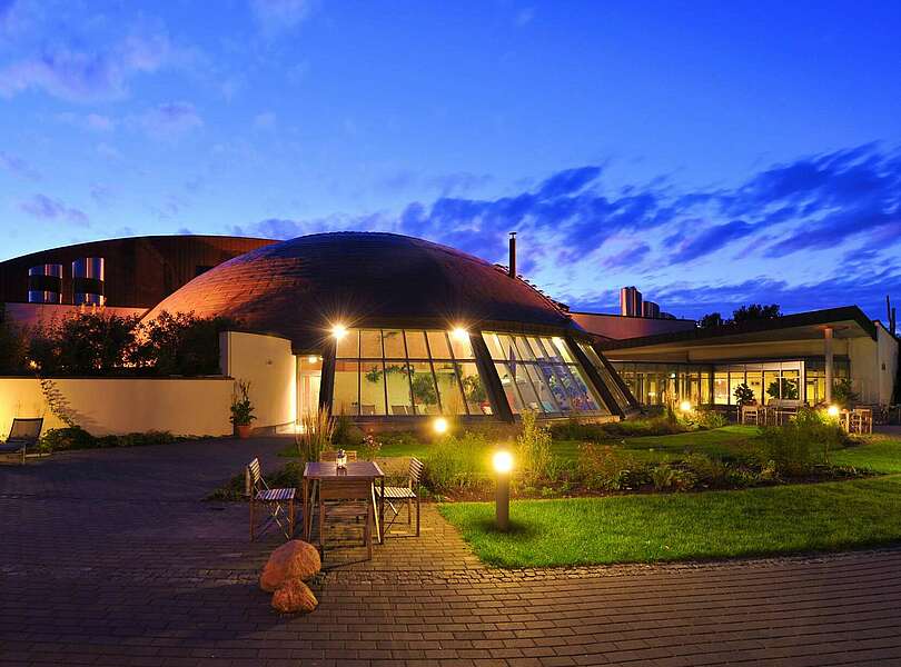 SteinTherme am Abend mit Beleuchtung