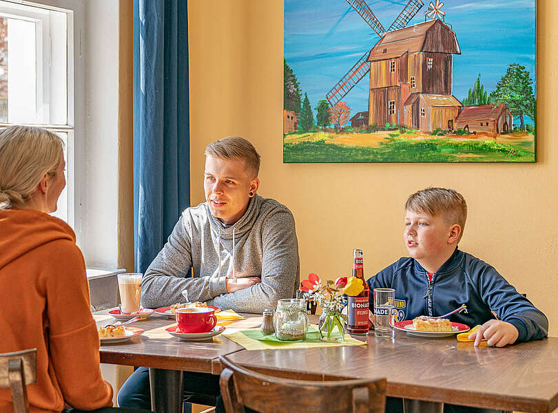 Skatehotel Gutshaus Petkus - Familie im Restaurant "Roggenkönig"
