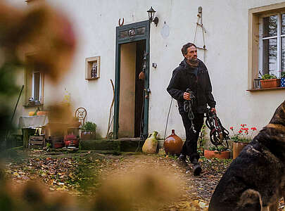 Jan Prowaznik mit Hund im Innenhof, Eselnomaden