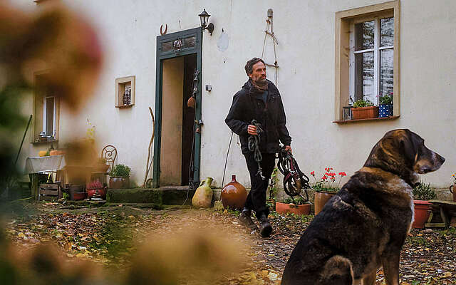 Jan Prowaznik mit Hund im Innenhof, Eselnomaden