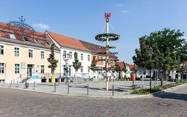 Teltow Marktplatz mit Maibaum und Rathaus
